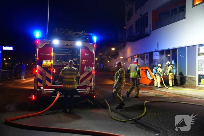 Brandweer ingezet voor brand in een afval container