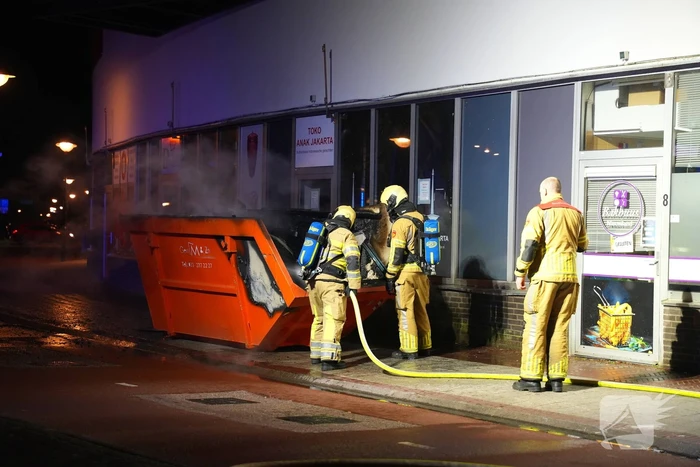 Brandweer ingezet voor brand in een afval container