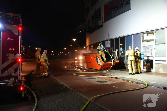 Brandweer ingezet voor brand in een afval container