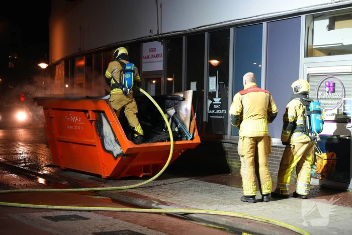 Brandweer ingezet voor brand in een afval container