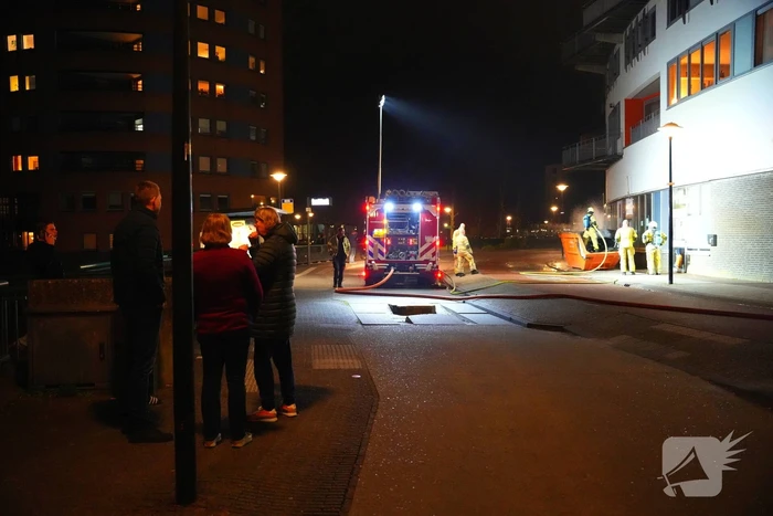 Brandweer ingezet voor brand in een afval container