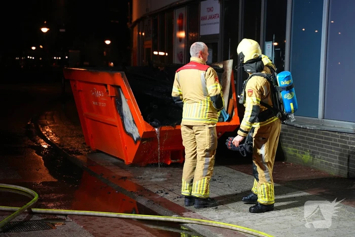 Brandweer ingezet voor brand in een afval container