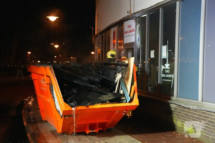 Brandweer ingezet voor brand in een afval container