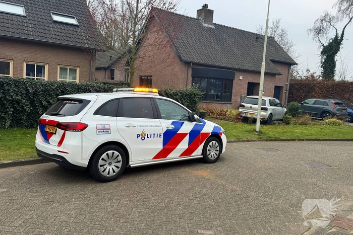 Automobilist rijdt voortuin in