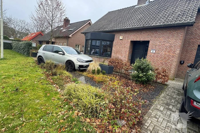 Automobilist rijdt voortuin in