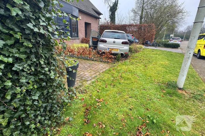 Automobilist rijdt voortuin in