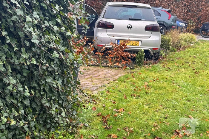 Automobilist rijdt voortuin in