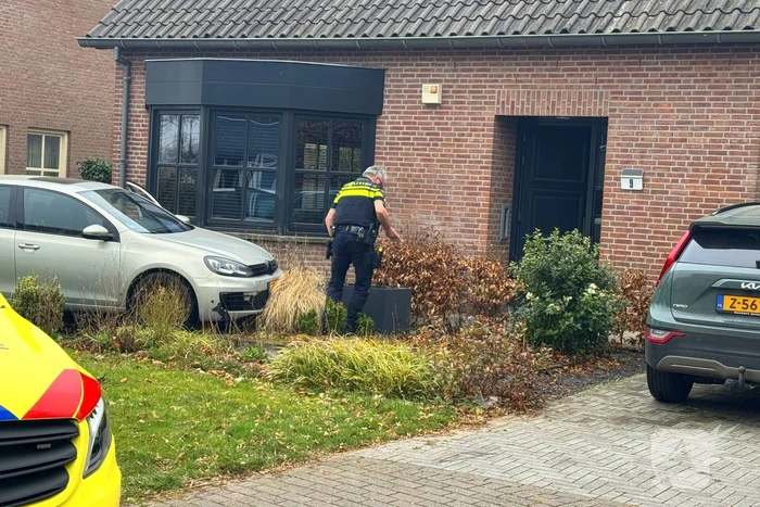 Automobilist rijdt voortuin in