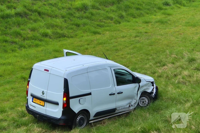 Automobilist rijdt van talud af na aanrijding