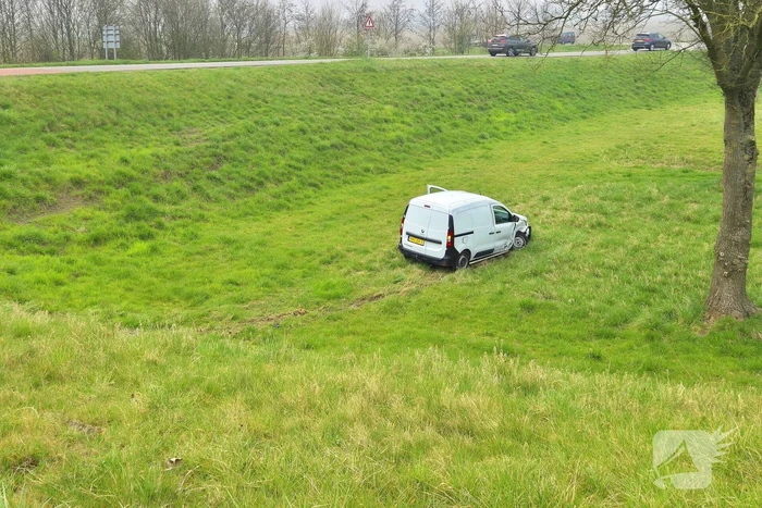 Automobilist rijdt van talud af na aanrijding