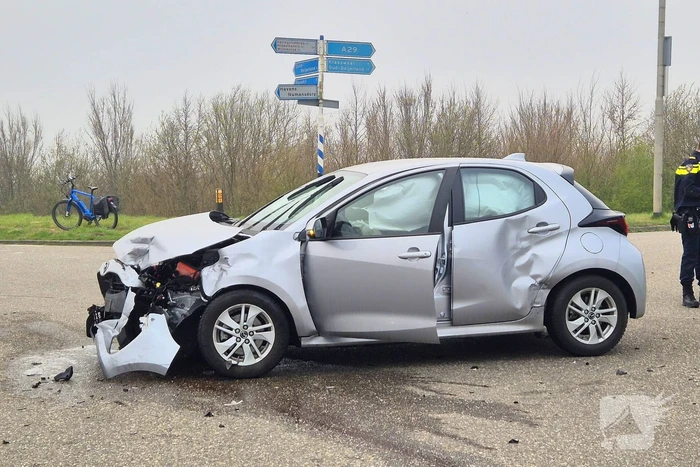 Automobilist rijdt van talud af na aanrijding