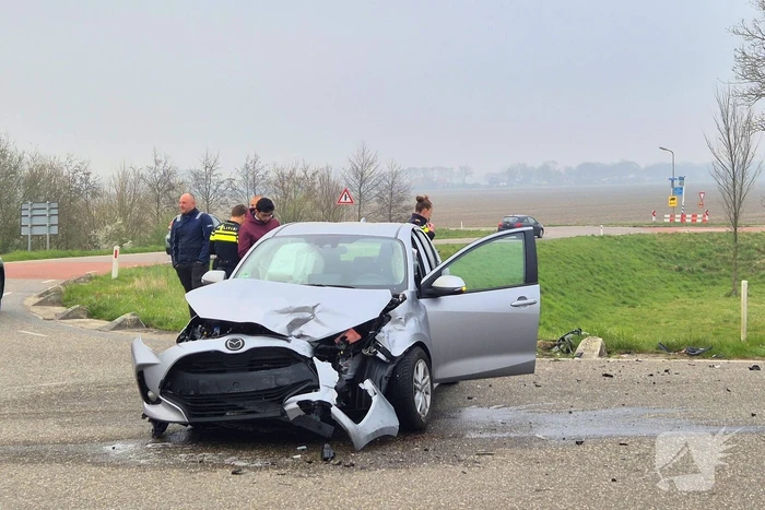 Automobilist rijdt van talud af na aanrijding