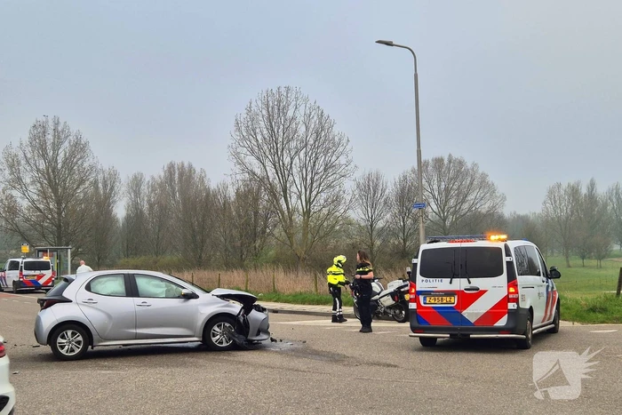 Automobilist rijdt van talud af na aanrijding