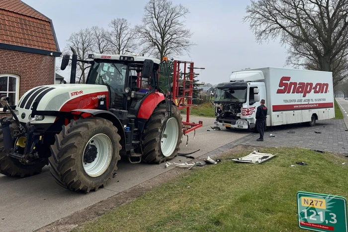 Vrachtwagen botst op tractor