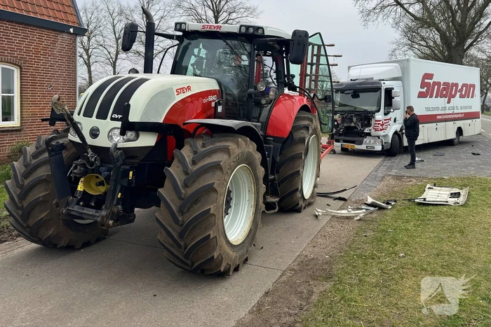 Vrachtwagen botst op tractor