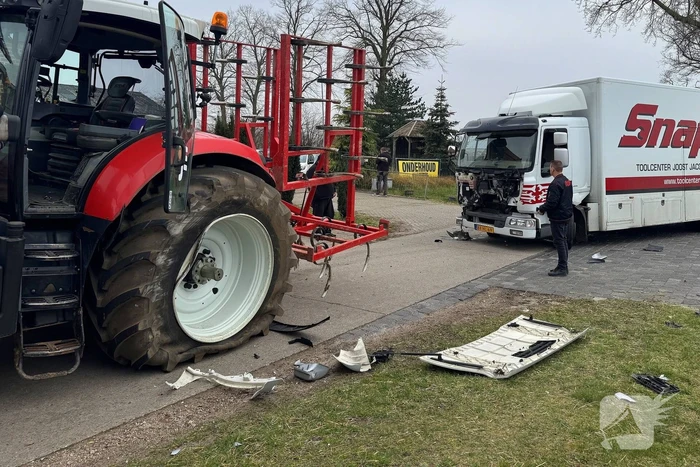 Vrachtwagen botst op tractor