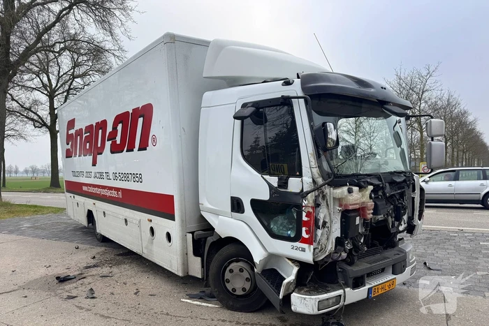 Vrachtwagen botst op tractor
