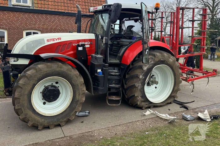 Vrachtwagen botst op tractor