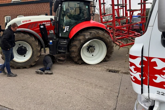 Vrachtwagen botst op tractor