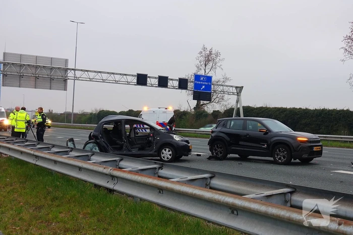 Vrouw komt om bij botsing tussen voertuigen