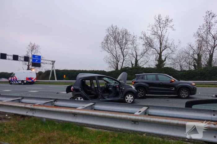 Vrouw komt om bij botsing tussen voertuigen