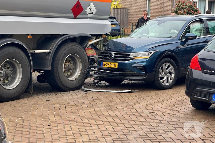Personenauto klapt achterop tankwagen