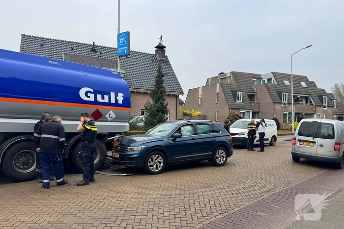 Personenauto klapt achterop tankwagen