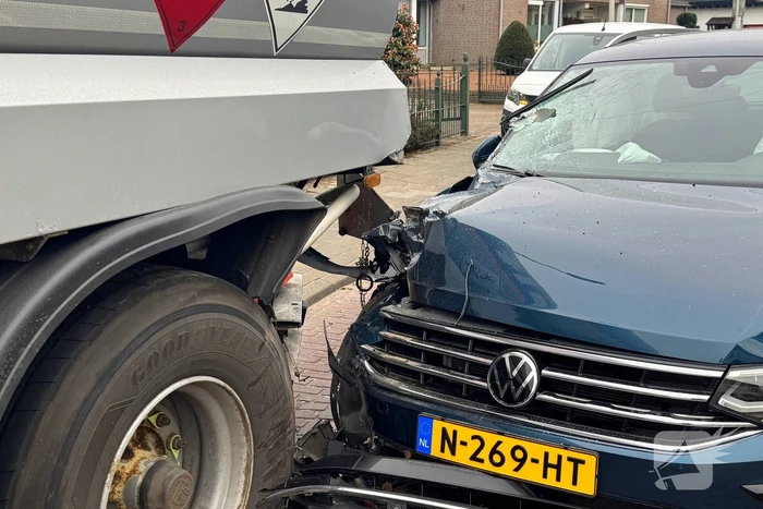 Personenauto klapt achterop tankwagen