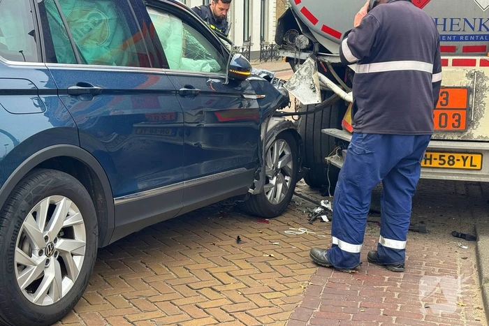 Personenauto klapt achterop tankwagen