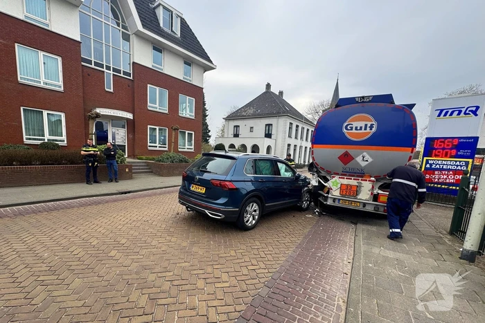 Personenauto klapt achterop tankwagen