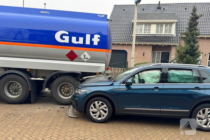 Personenauto klapt achterop tankwagen