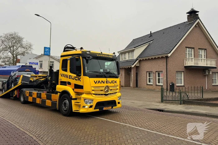 Personenauto klapt achterop tankwagen