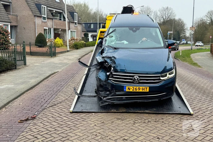 Personenauto klapt achterop tankwagen