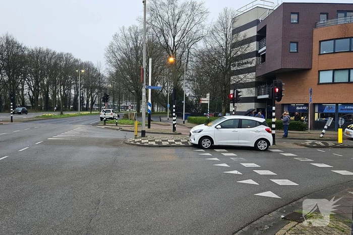 Geen gewonden na aanrijding bij kruising