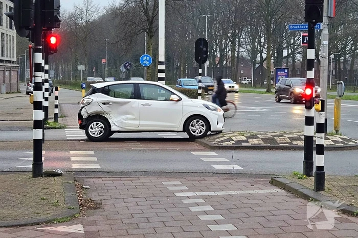 Geen gewonden na aanrijding bij kruising