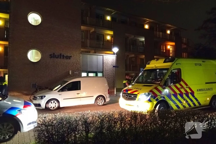Arrestatieteam haalt persoon uit woning, omgeving flat afgesloten