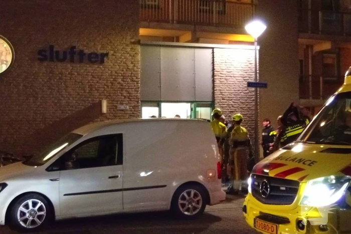 Arrestatieteam haalt persoon uit woning, omgeving flat afgesloten