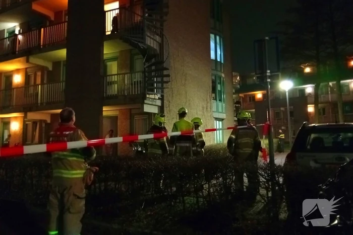 Arrestatieteam haalt persoon uit woning, omgeving flat afgesloten