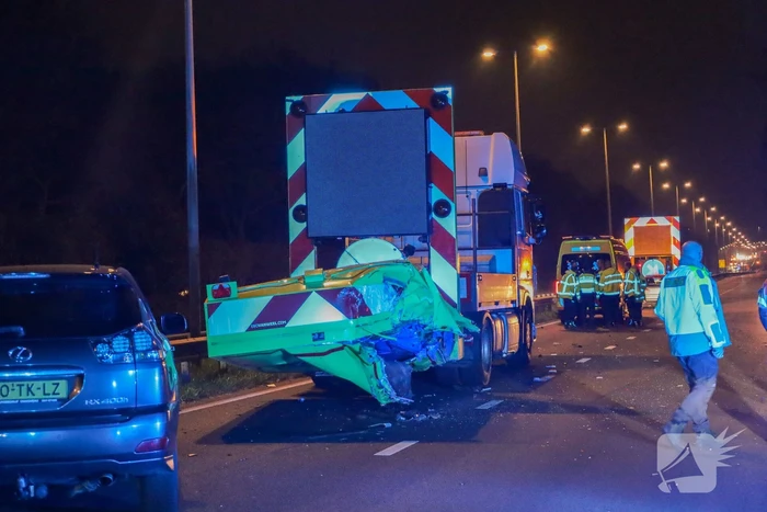 Gewonde en ravage nadat auto op pijlwagen klapt