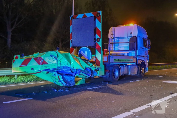 Gewonde en ravage nadat auto op pijlwagen klapt