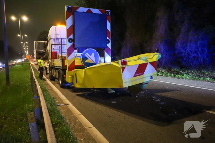 Gewonde en ravage nadat auto op pijlwagen klapt