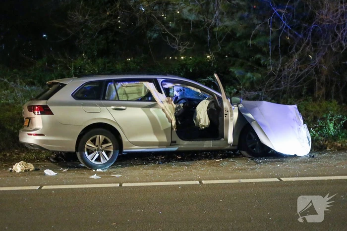 Gewonde en ravage nadat auto op pijlwagen klapt