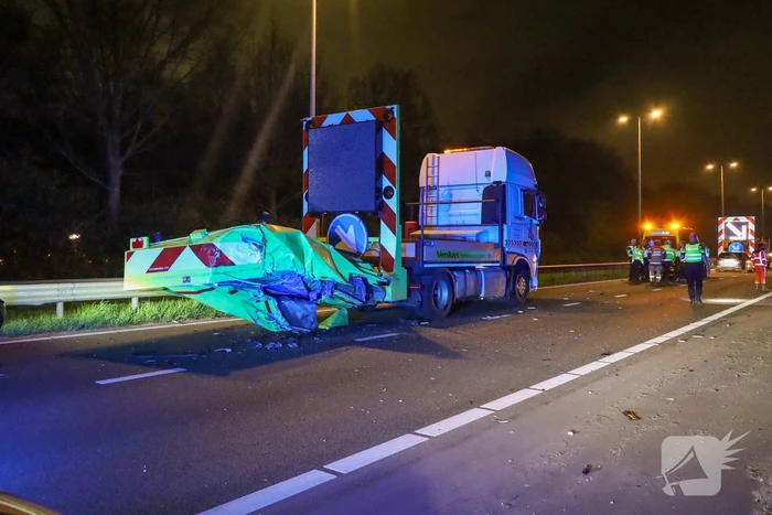 Gewonde en ravage nadat auto op pijlwagen klapt