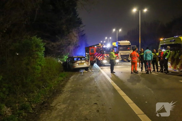 Gewonde en ravage nadat auto op pijlwagen klapt