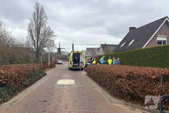Oude dame valt van fiets