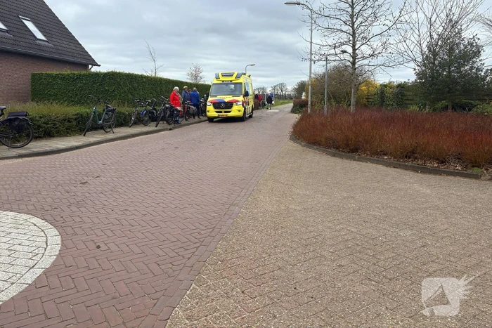 Oude dame valt van fiets