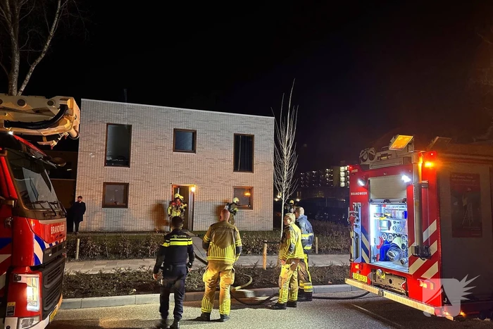 Brandweer blust brand in woning