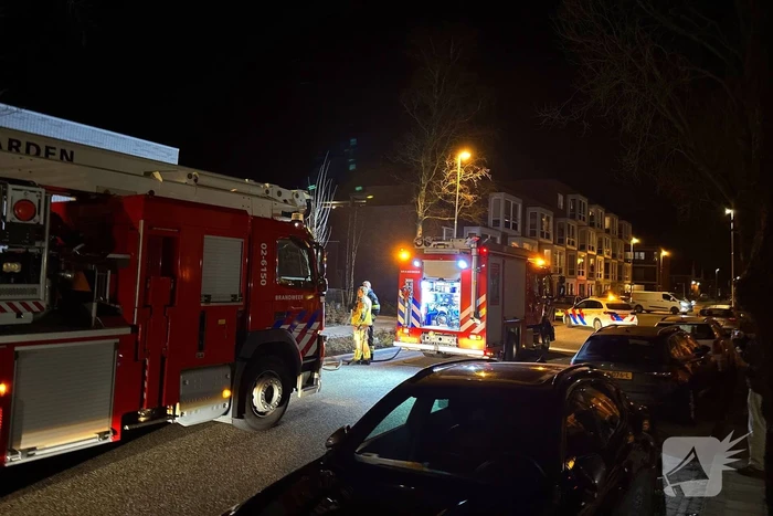 Brandweer blust brand in woning