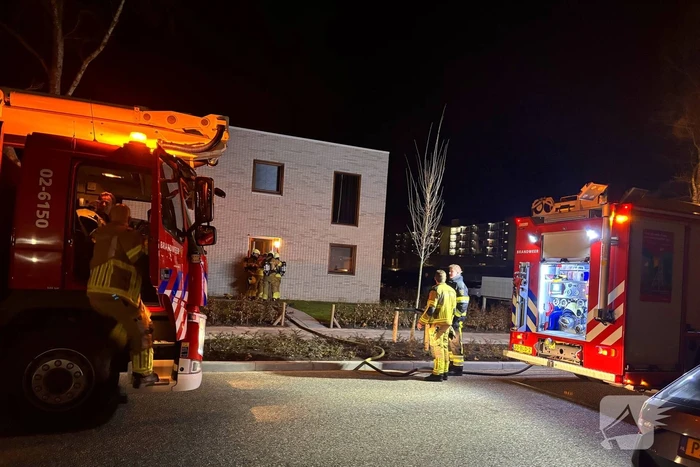Brandweer blust brand in woning
