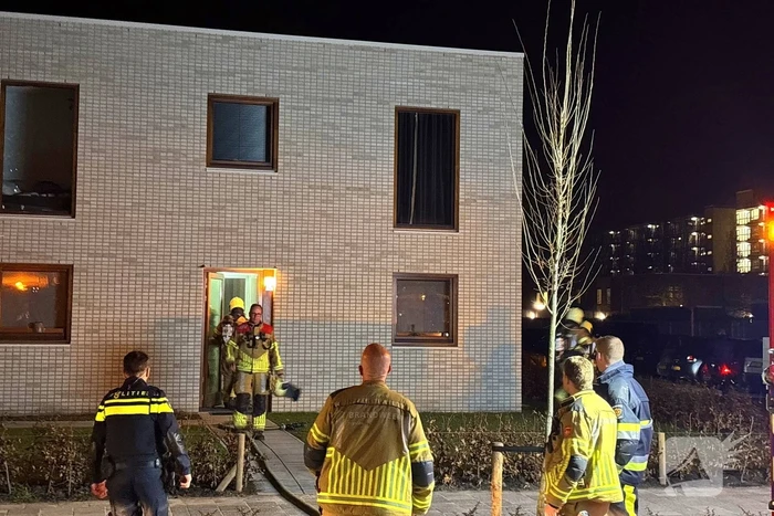 Brandweer blust brand in woning